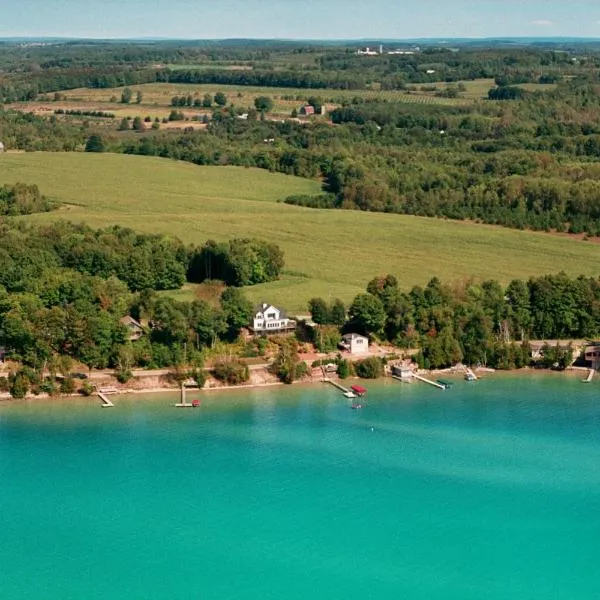 The Torch Lake Bed and Breakfast، فندق في تشارليفويكس