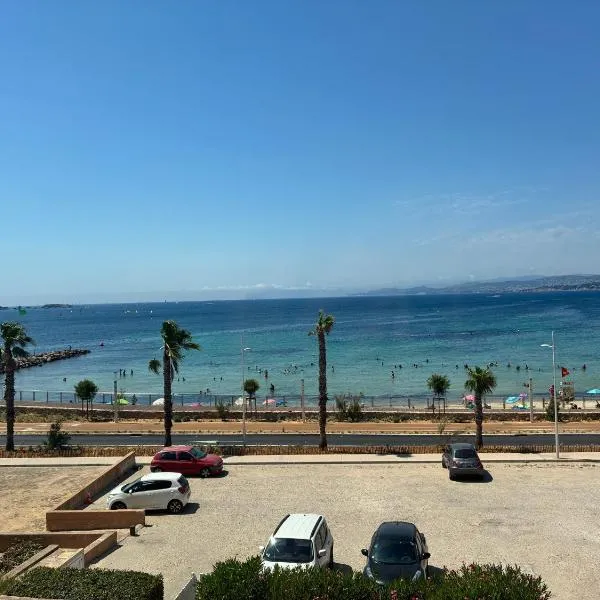 "Le 63 aux Charmettes" Au Brusc Vue Mer Parking Wifi etc inclus, hotel in Six-Fours-les-Plages