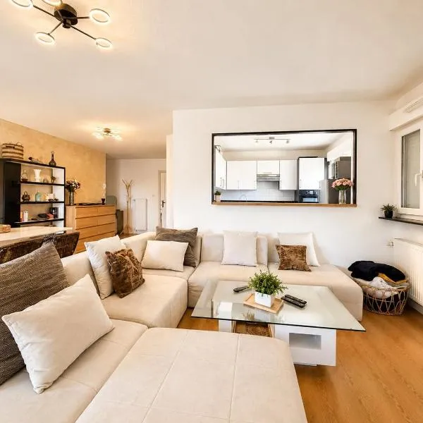Stylish 2- Bedroom Apartment - Terrace - Free Parking -5min Basel Airport、ブロッツハイムのホテル
