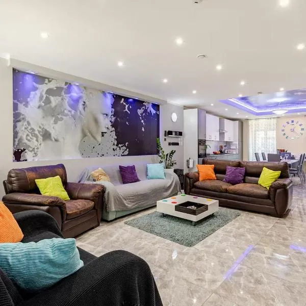 Azure Apartment، فندق في سنجليا