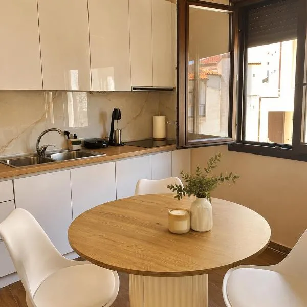 Bright and central apartment, hotel di Siatista