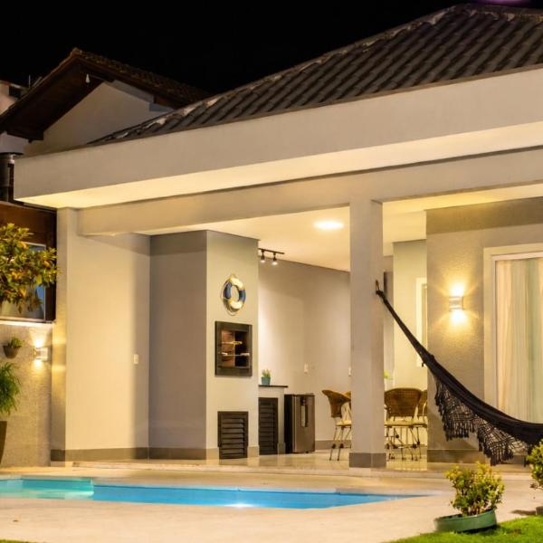 GREY HOUSE Refúgio com Piscina Aquecida a 250 Metros da Praia Até 8 Hóspedes
