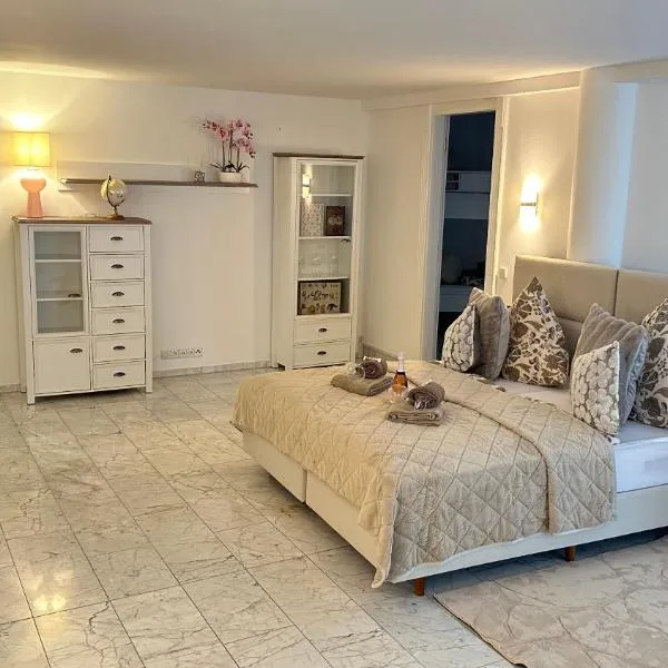 NEUE Sonnige große Villa Ferienwohnung, , NUR 10 min ZU Fuß VON LEGOLAND entfernt,126 m2 stillvolle Ferienwohnung NR 1 , wunderschöner Garten mit Terrasse und Waldblick, großes Bad, ruhige Lage, Erholung My Luxury Apartments, hotel en Kleinkötz