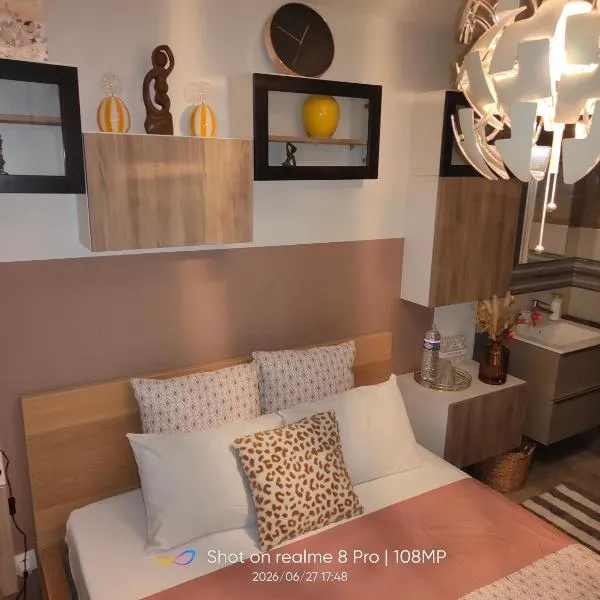 Charmante chambre 2 personnes petit déjeuner compris, hôtel à Traînou