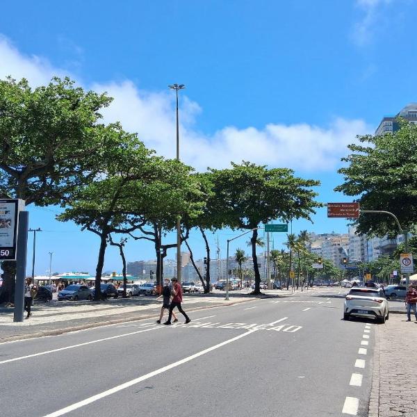 Apê de 2 quartos, família e praia em Copacabana