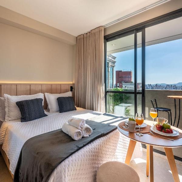 BHaus Higienópolis Maceió 88 | Studio com Varanda | Cama Queen | Linda Vista do Estádio Pacaembu | 17o andar | Estacionamento 24h pago ao lado | Academia | Lavanderia Pay per use | Piscina no Rooftop com Vista Panorâmica | Metrô 350m | ma73
