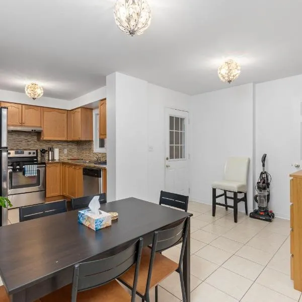 Semi-Private Townhouse - 3 Bedrooms, 4 beds, Free Parking, Wifi, Netflix, - Hosted by Matthew, hotel di Toronto