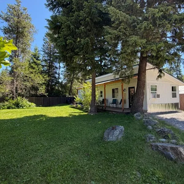 Hidden Gem Cabin in Hungry Horse, Firepit, Close to Glacier, hotel in Hungry Horse