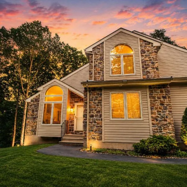 Harmony Hill Stylish 4bd Mountain Retreat, Hot Tub, Games, hotel v destinácii Bushkill