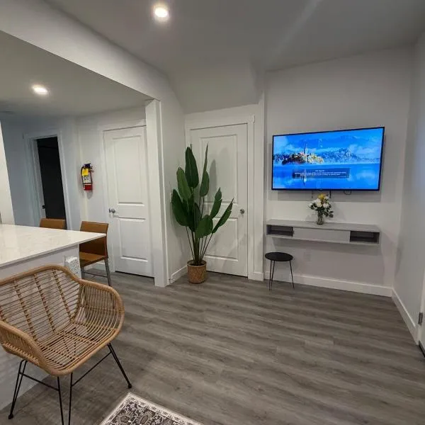 Modern Rangeview Stay Near YMCA & Cineplex Cinema, hotel in Calgary