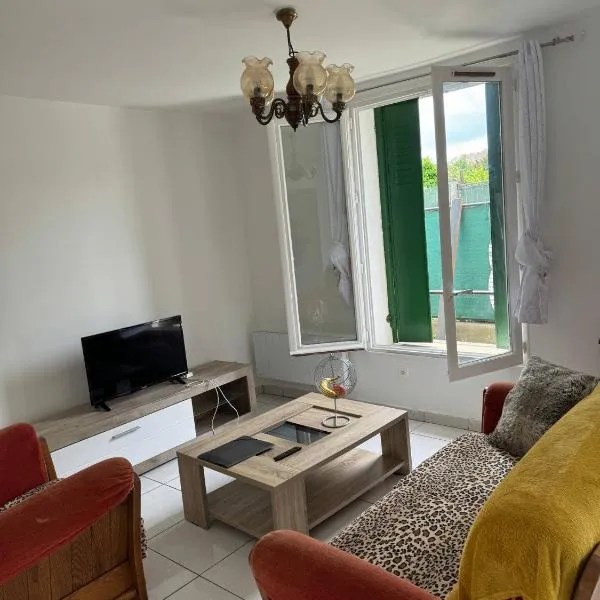 Ground-Floor Apartment With private Garden, hotel v destinácii Étampes