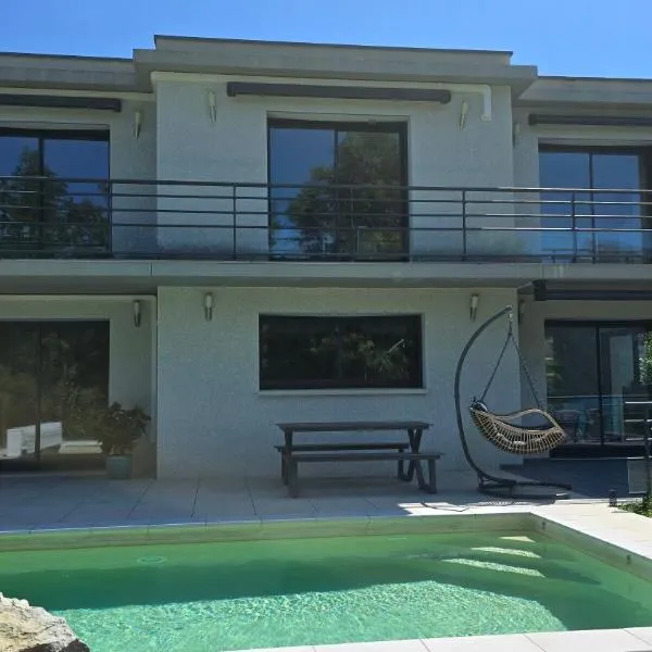 Rez-de-chaussée de notre villa vue sur lac, готель у місті Екс-ле-Бен