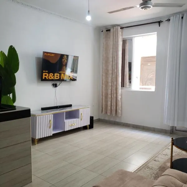 SPACIOUS VIP 1 BEDROOM with ROOFTOP SWIMMING POOL AVAILABLE, khách sạn ở Mtwapa