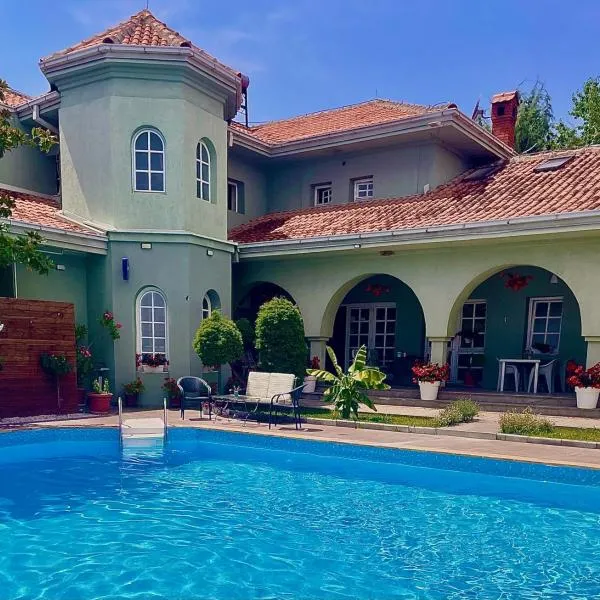 SUNNY HOUSE APARTMENTS WITH an OUTDOOR POOL AND FREE PARKING, hotel in Skopje
