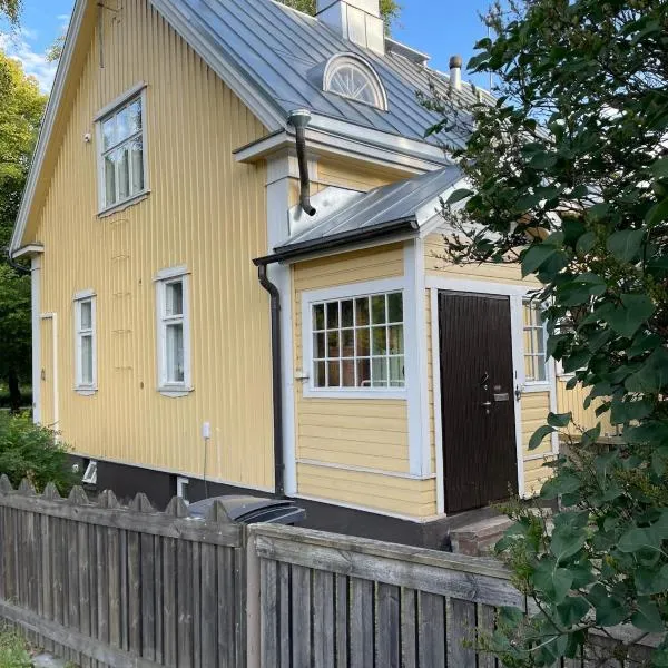 Spacious Family Apartment 100m2 Viinikanpuisto, Free Parking, Private Patio, Sauna and Free Wi-Fi, hotel i Tampere