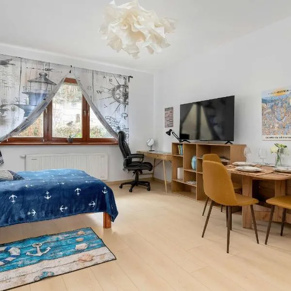 Cozy Studio with Workspace near the SKM Station by Noclegi Renters, hotell i Gdynia