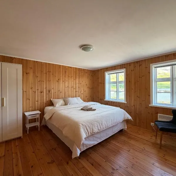 Cozy Home with Breathtaking Mountains and Sea Views, hotell sihtkohas Flateyri