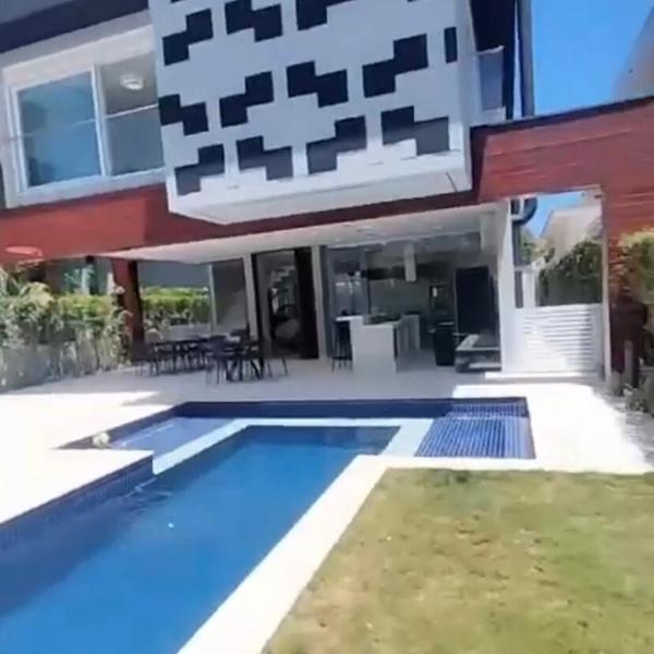 Beach house with 6 en-suites at the Hanga Roa Condominium