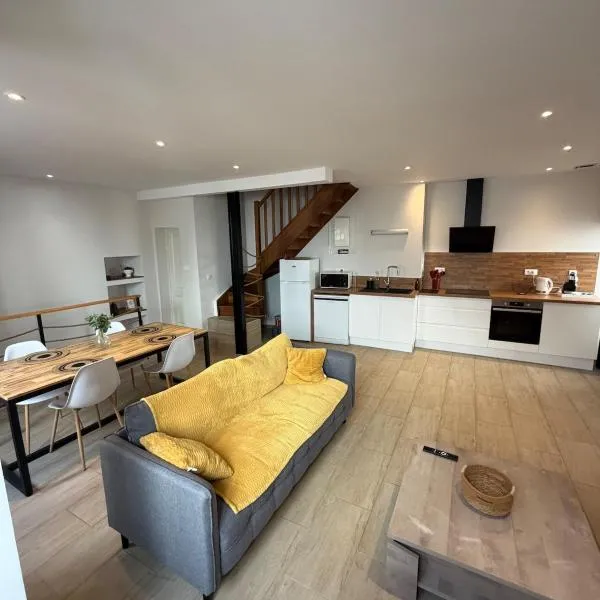 Charming 2-Bedroom House in Millau City Center، فندق في ميلو