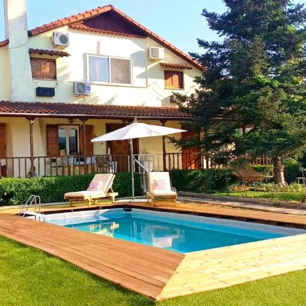 Pool house Axiothea, hótel í Neméa