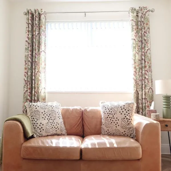 Cosy 2 Bed Home Near Belfast 15 mins to airport, hotel in Carnmoney