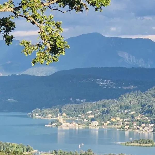 Villa Sara - Wörtherseeblick, Panoramaterrasse, Sauna, hotel v destinaci Sankt Bartlmä