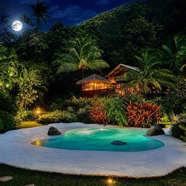 West Indies Cottage, cottages haut de gamme avec piscine, jacuzzi et vue jungle、ポワント・ノワールのホテル
