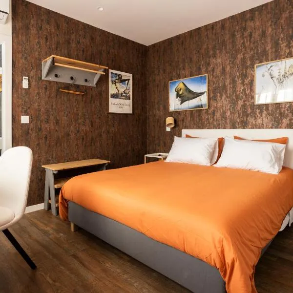 Art-Inspired Guesthouse - Ensuite Double Rooms with AC and Workspace in Porto, khách sạn ở Porto