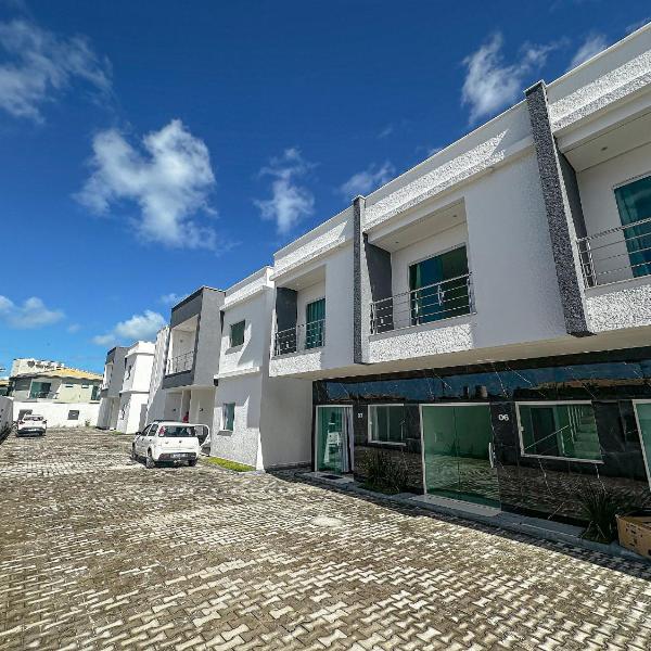 Apartamentos e duplex com 2 quartos, localizados ao lado de centros comerciais e perto da praia de Taperapuã