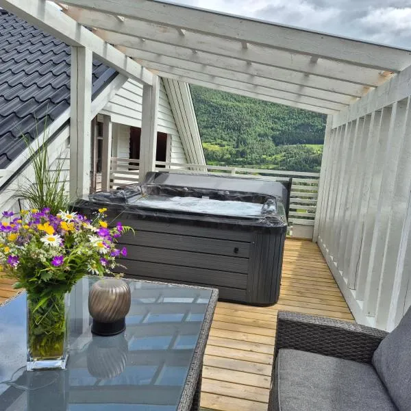 Molden Sky - takterrasse med egen jacuzzi!, hotel i Luster