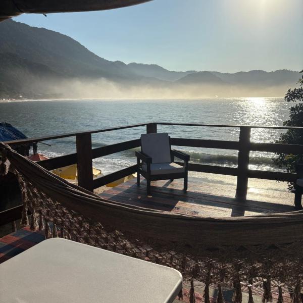 Casa pé na areia com estacionamento e vista mar