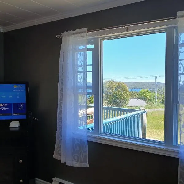 Newfie and a Yankee Bungalow, hotel en Placentia