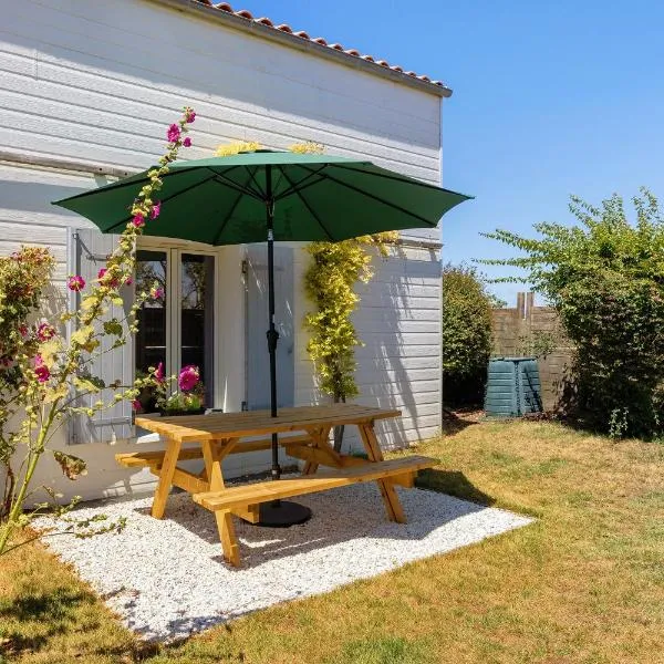 Chambres D'hôtes La Mouette Bleue، فندق في LʼHoumeau