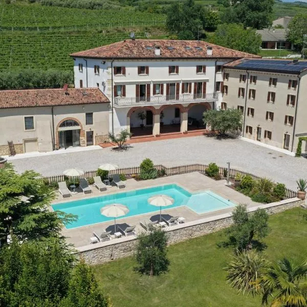 VerdeOlivo 1876 - Apartments & Pool, hotel in Mezzane di Sotto