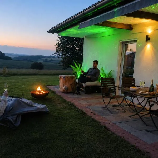 Ebenerdiges Ferienhaus für Rückzug und Auszeit mit Sauna, Weitblick, Terrassen, Privatsphäre auf 20000 qm NaturZentral, hotell i Frankenberg