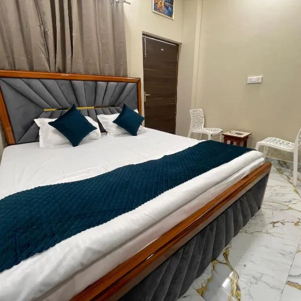 Hotel Grand - 600 Meters From Kaal Bhairav Temple & 700 meters from Kashi Vishwanath Temple, hotel di Varanasi