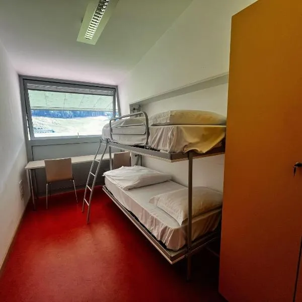 Mountains Hostel - Lago di Tesero, hotel i Tesero