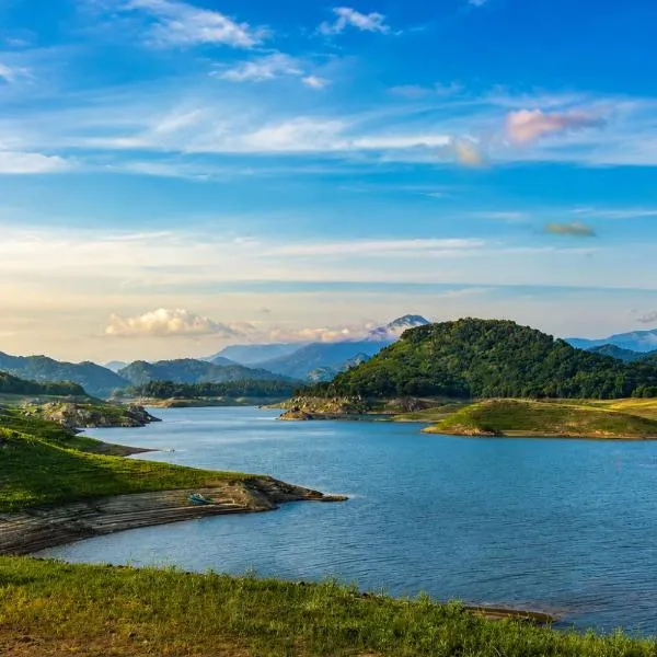 Elee Villa - Waterfront Retreat with Victoria Reservoir & Mountain Views, hotel v mestu Teldeniya
