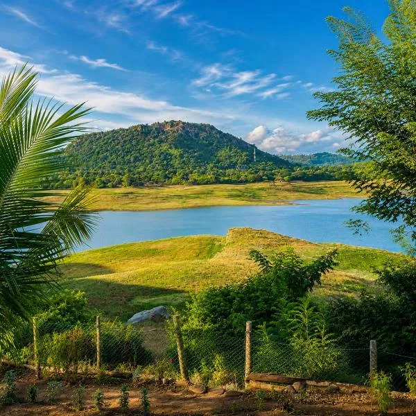 Elee Villa - Waterfront Retreat with Victoria Reservoir & Mountain Views, hotel sa Teldeniya