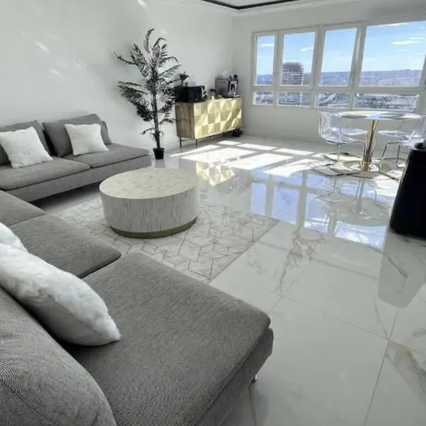 Nice Apartment with amazing view of Paris plus Parking, hotel in Paris