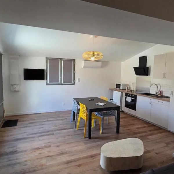 Maison bord de Loire Logement A, hotel u gradu Saint-Rémy-la-Varenne