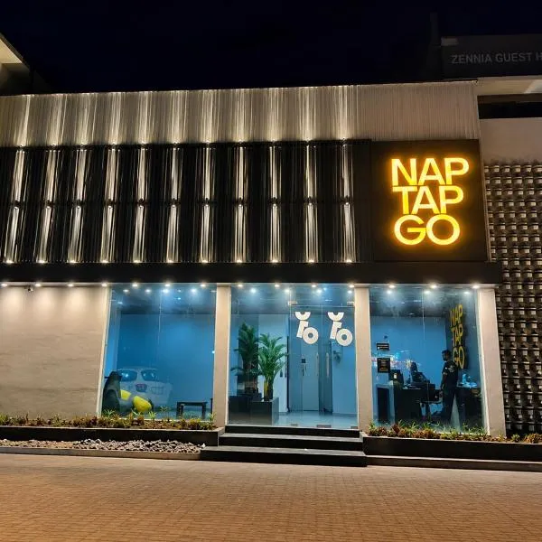 NAPTAPGO - Japanese Inspired Pod Hotel Katra, hotel a Katra