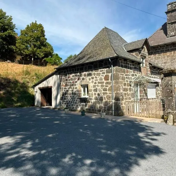 Gîte 4 personnes dans le Cantal Animaux bienvenus, hotel em Lascelle