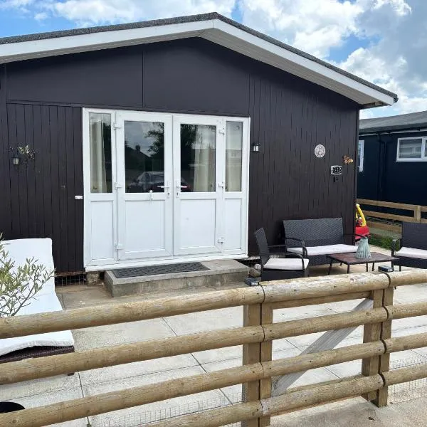 Retreat to the Chalet, хотел в Уидърнсий