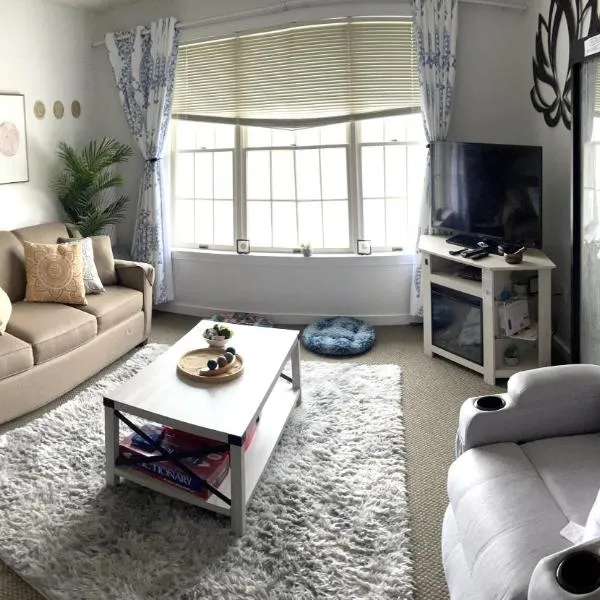 Gorgeous New Zen Suite Sleeps 4-Ski On Off Jiminy, Hotel in Hancock