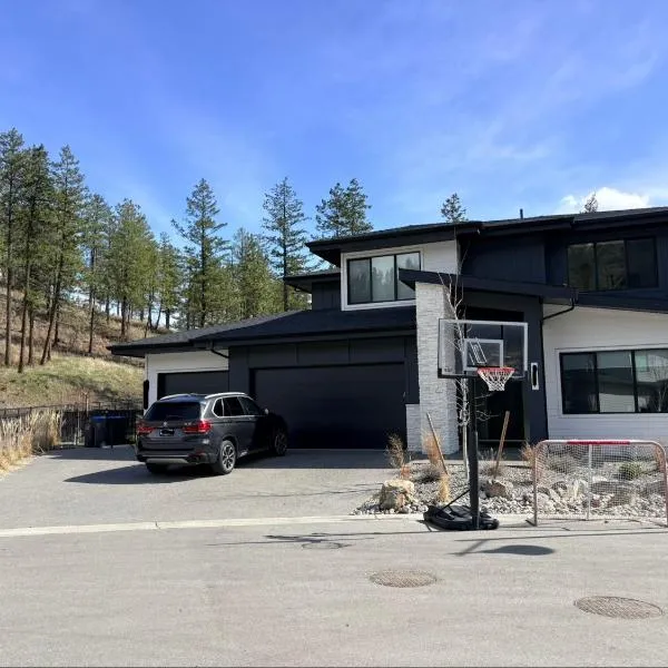 Upscale One Bedroom Suite in New Build, hotel i Kelowna