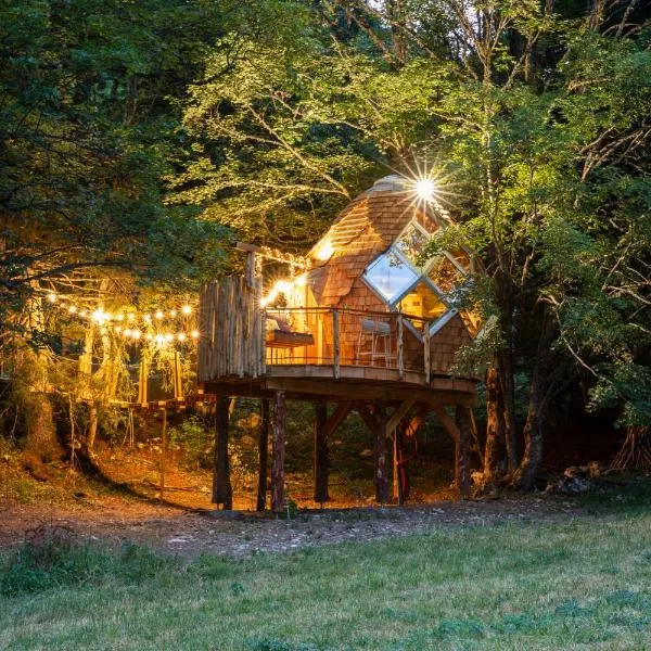 La Pomme de Pin Perchée, cabane romantique pour 2, отель в городе Отран