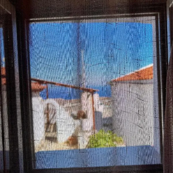 Stylish New Apartment in the Center of Ioulida, Kea、イウリスのホテル