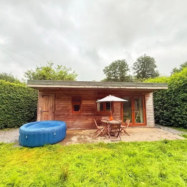 The Natures Nook With HotTub, hotel a Talog