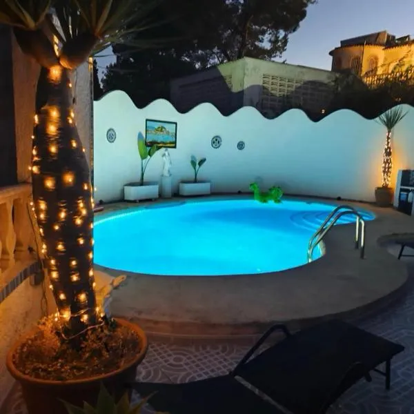 Villa CaSuarina Denia، فندق في دينيا